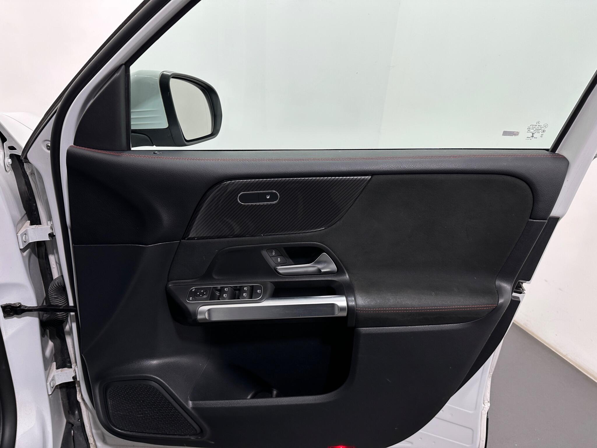 Mercedes-Benz GLB view 35