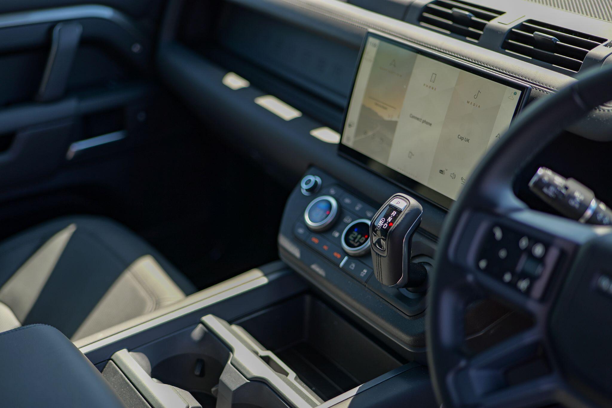 Land Rover Defender 110 view 14