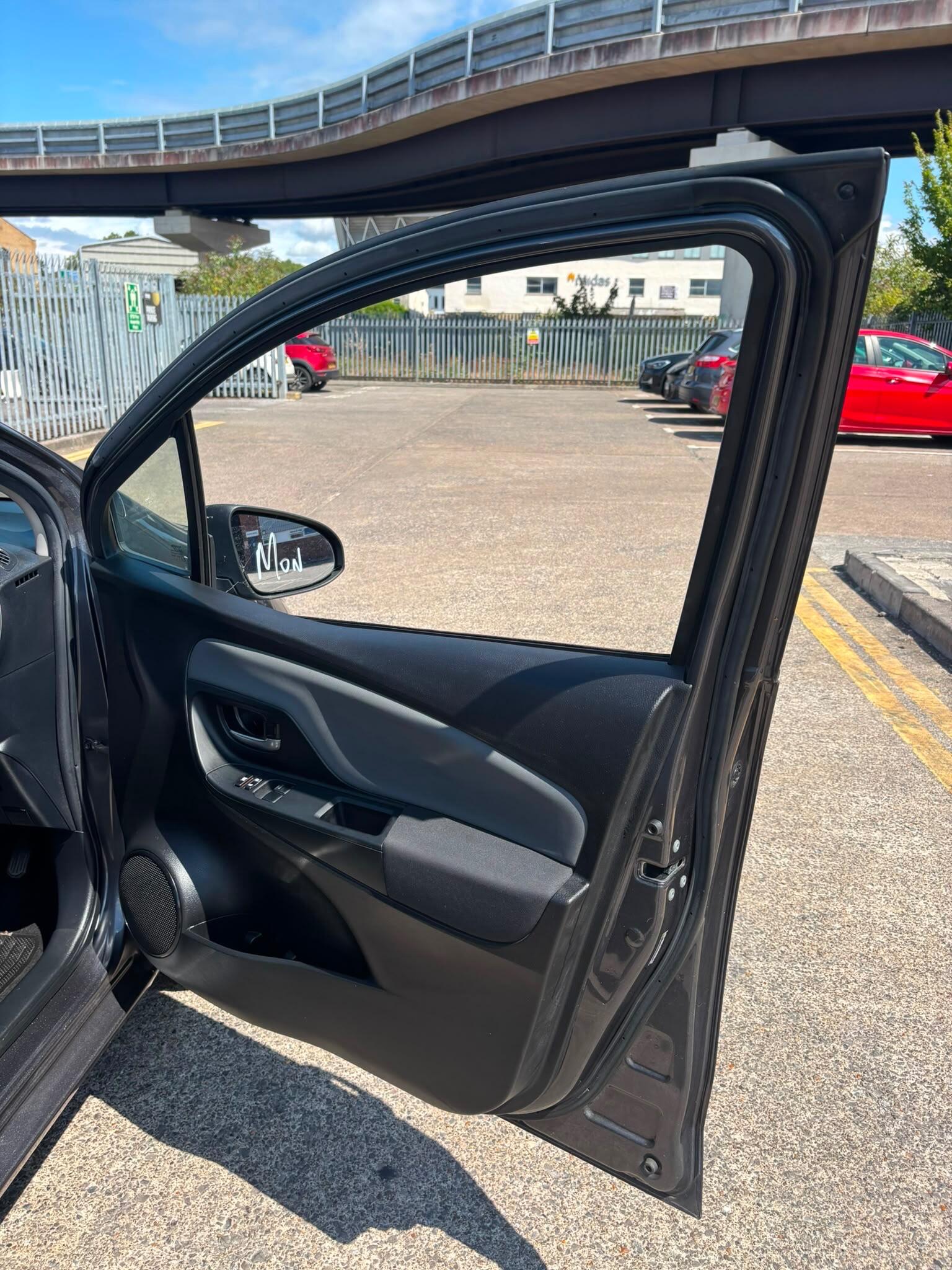 Toyota Yaris view 33
