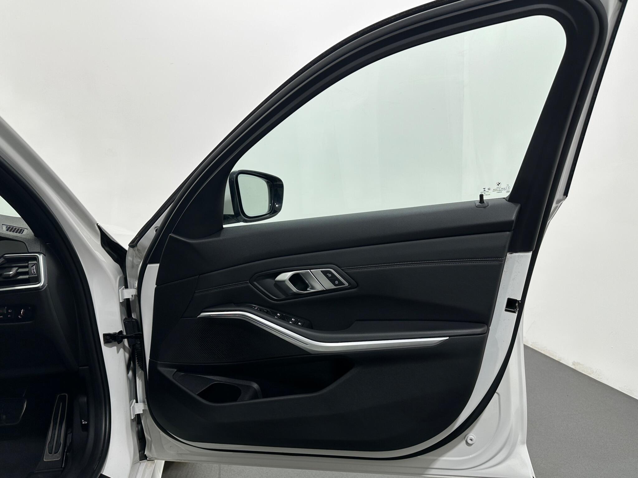 BMW 3 Series view 35