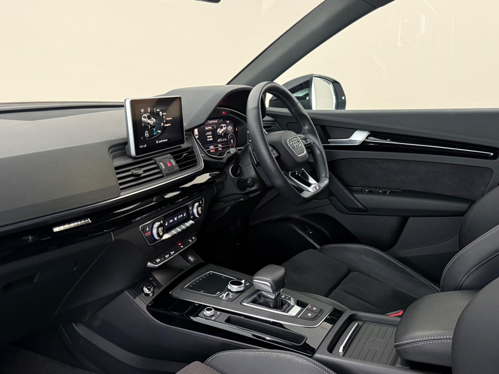 Audi Q5 view 4