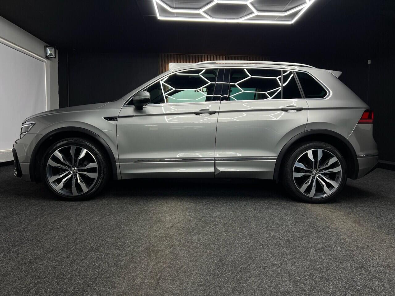 Volkswagen Tiguan view 4
