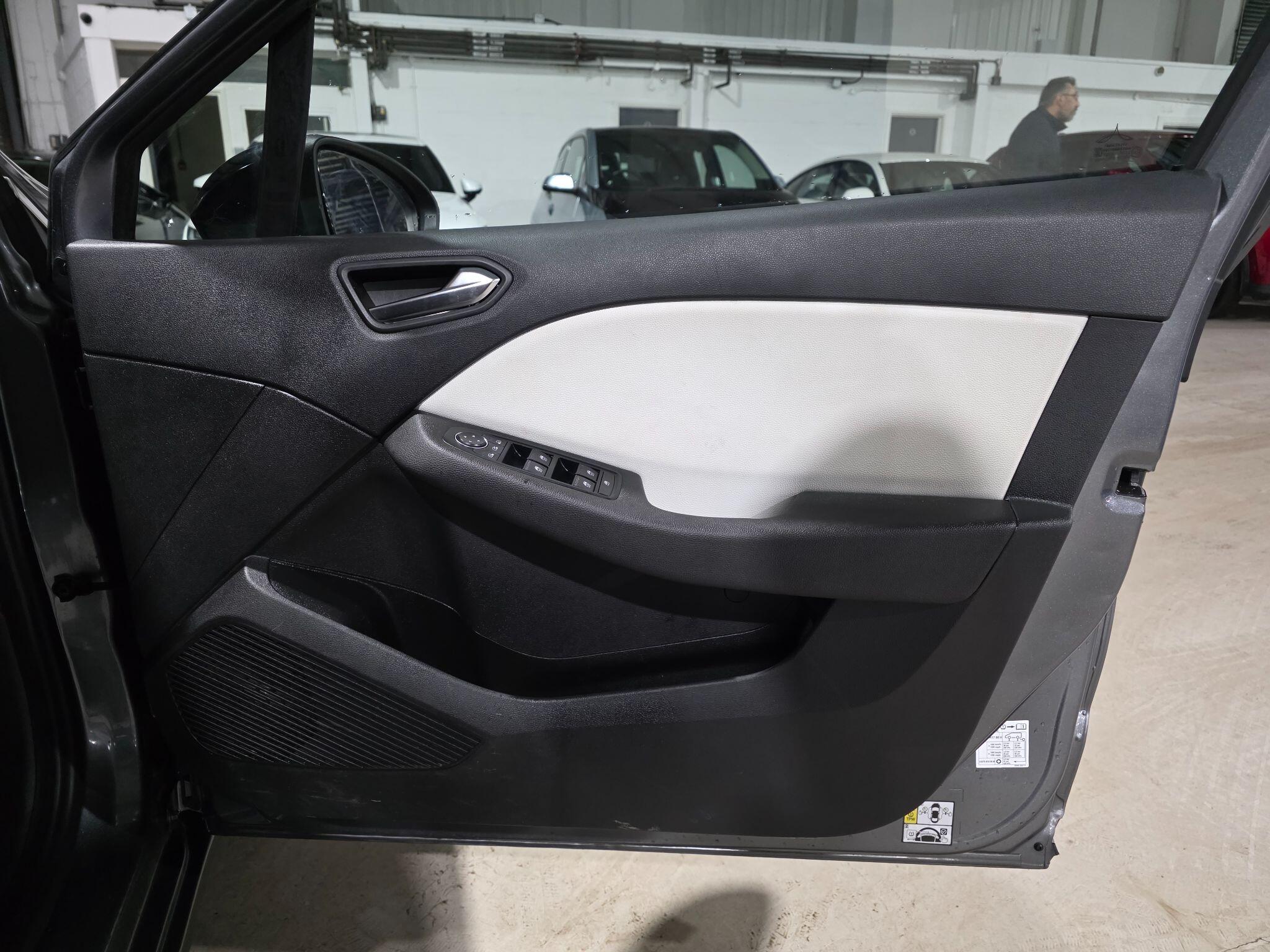 Renault Clio view 11