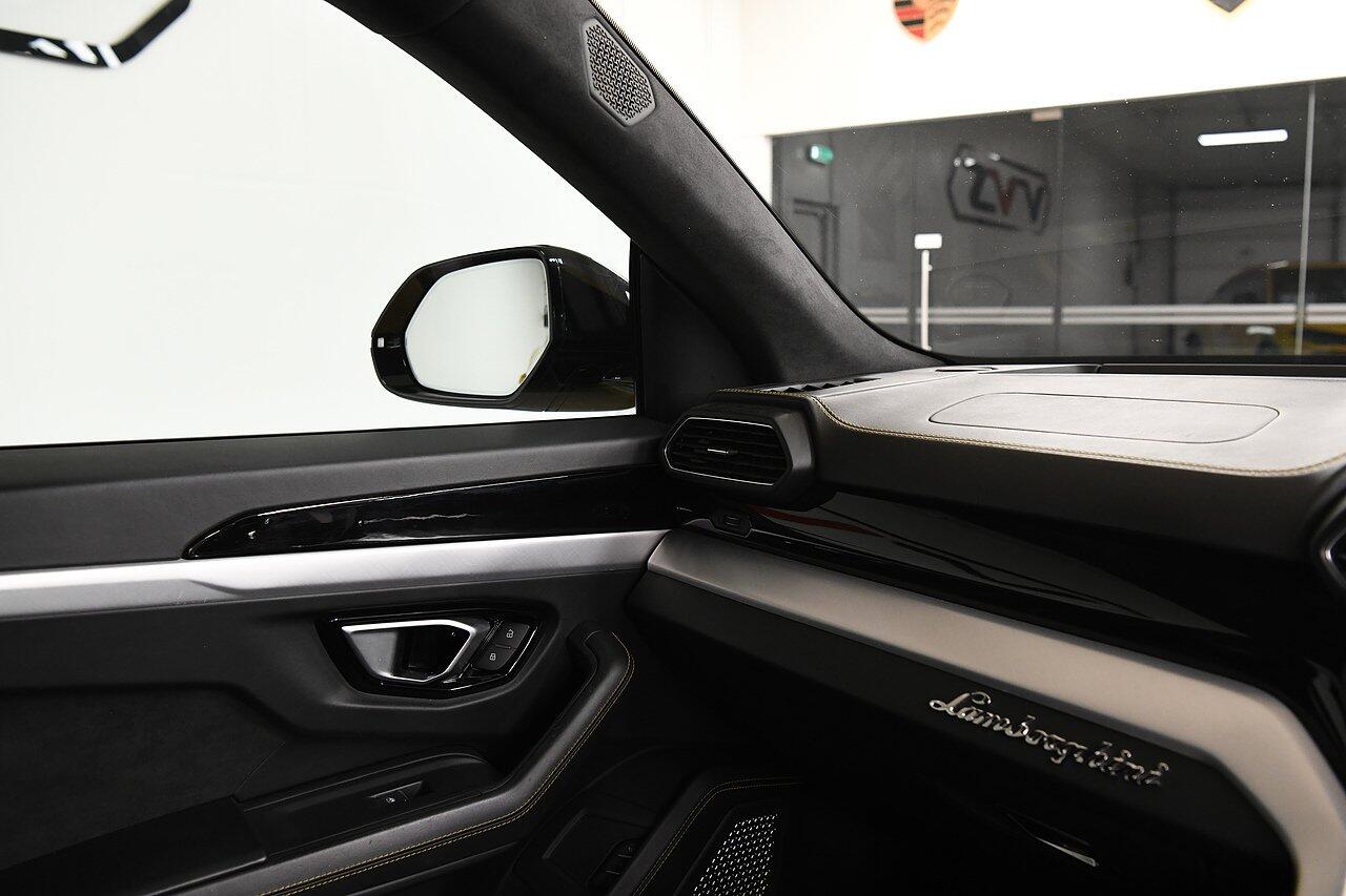 Lamborghini Urus view 10