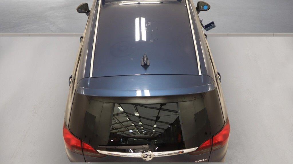 Vauxhall Zafira Tourer view 5