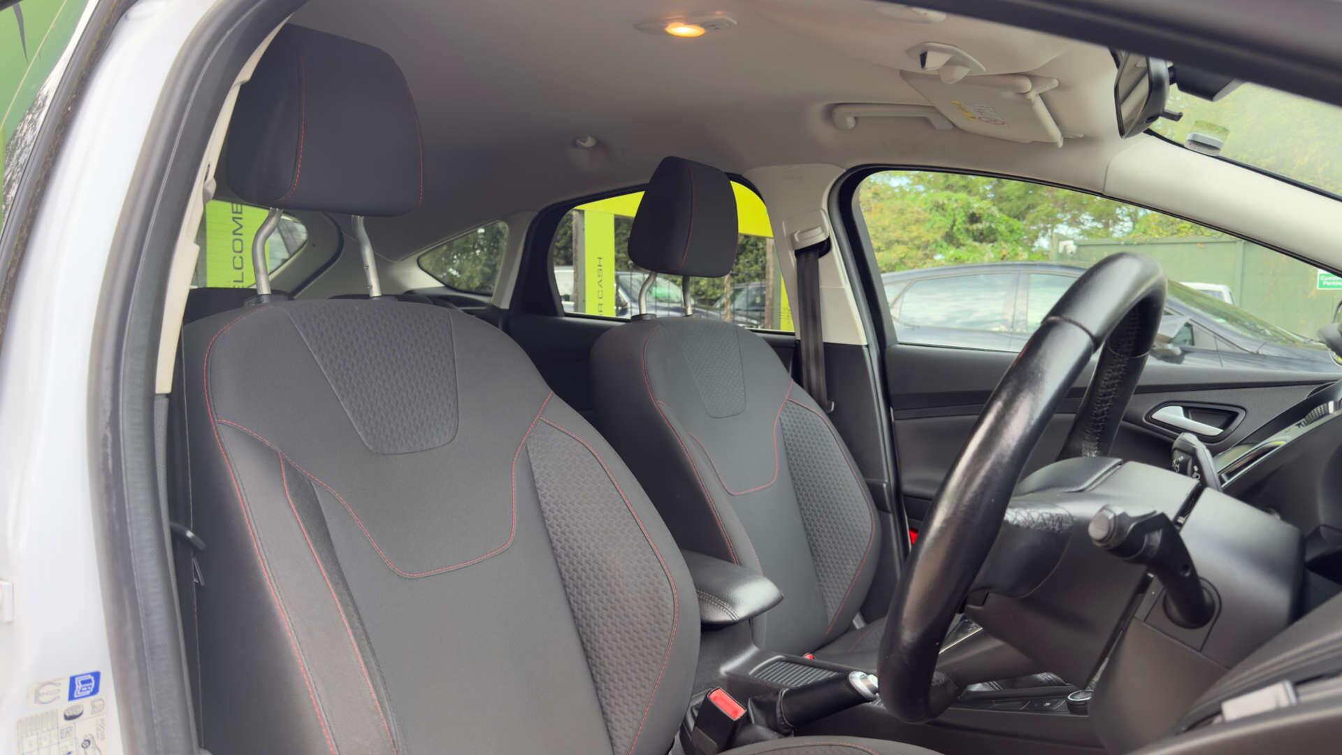 Ford Focus view 8