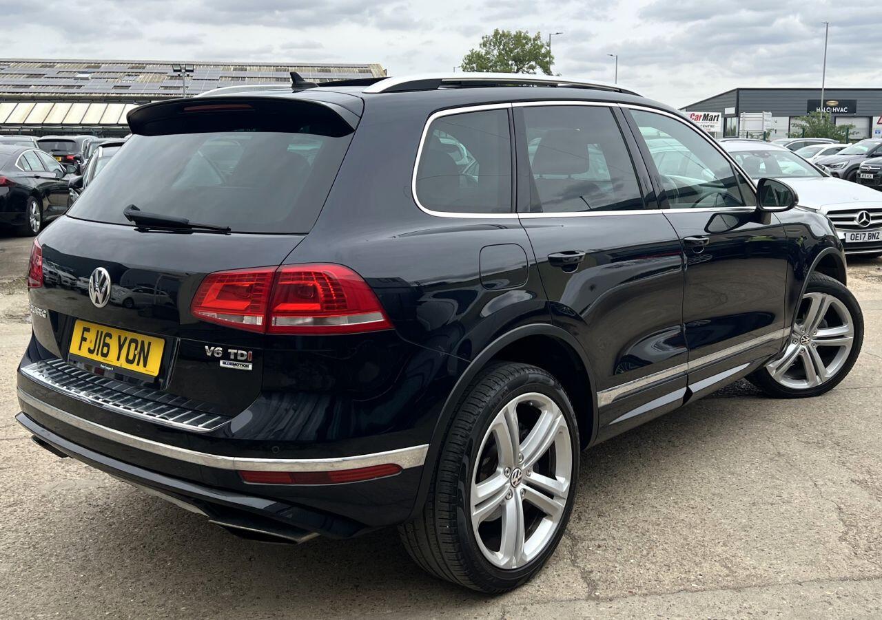 Volkswagen Touareg view 4