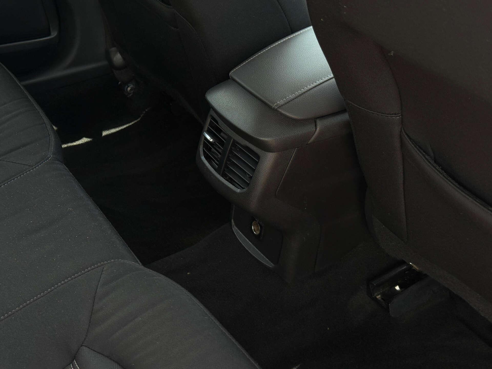 Ford Mondeo view 25