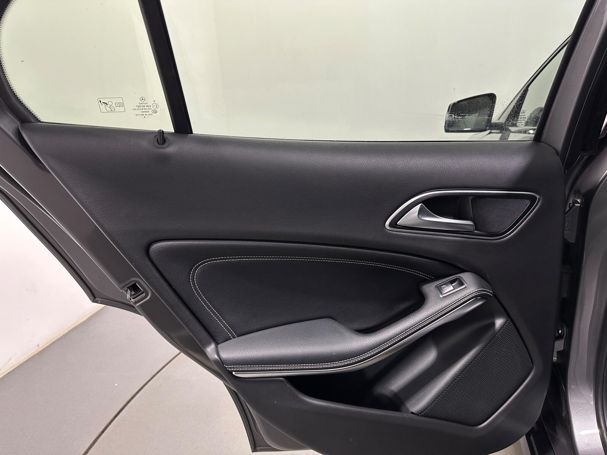 Mercedes-Benz Gla view 40