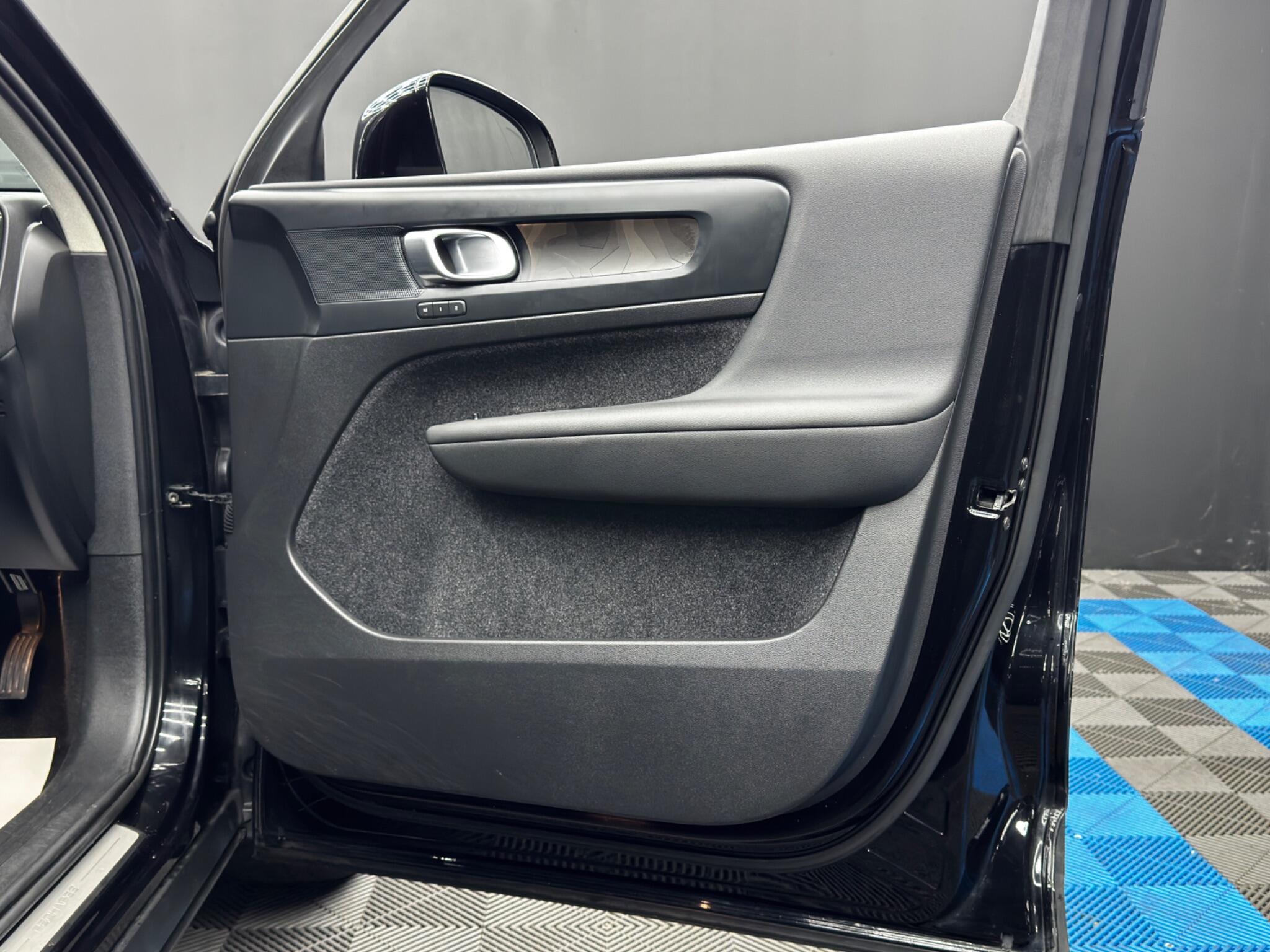 Volvo XC40 view 40