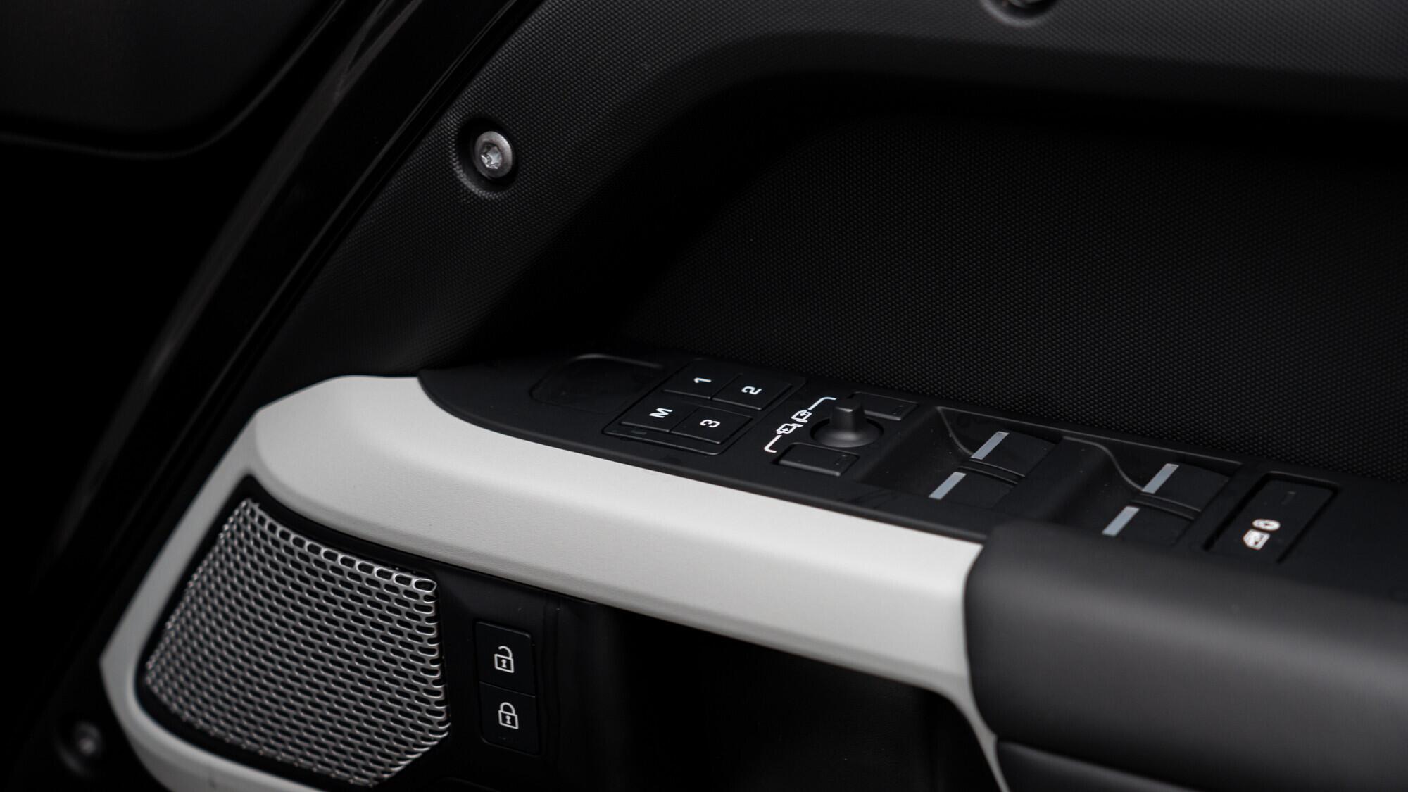 Land Rover Defender view 43