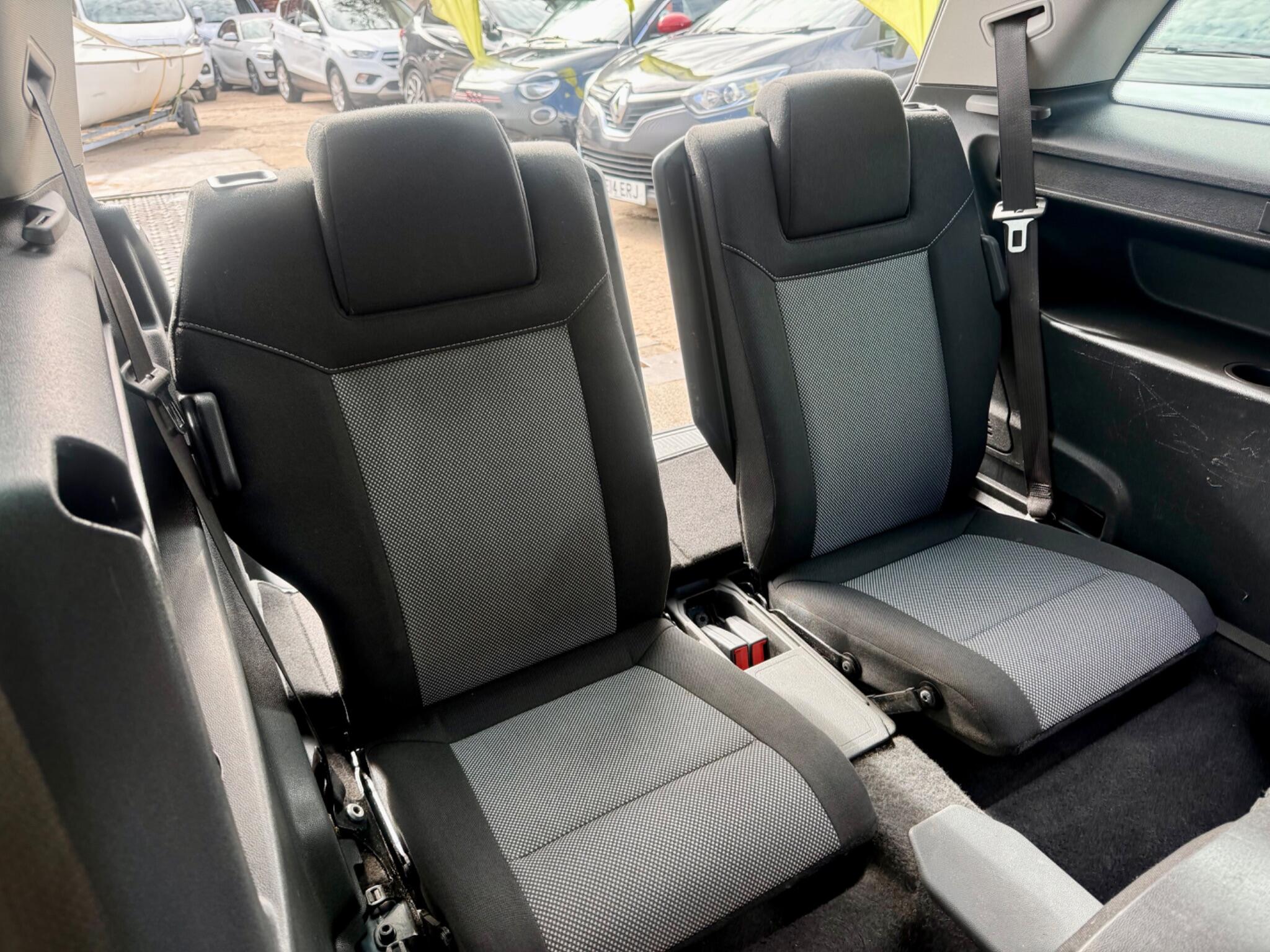 Vauxhall Zafira view 12