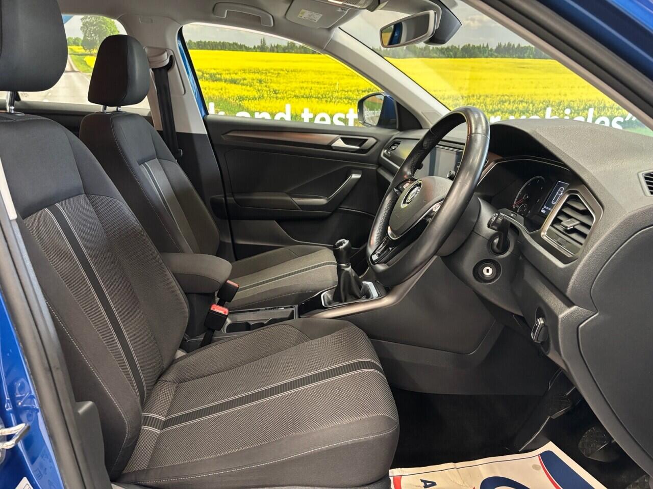 Volkswagen T-Roc view 14