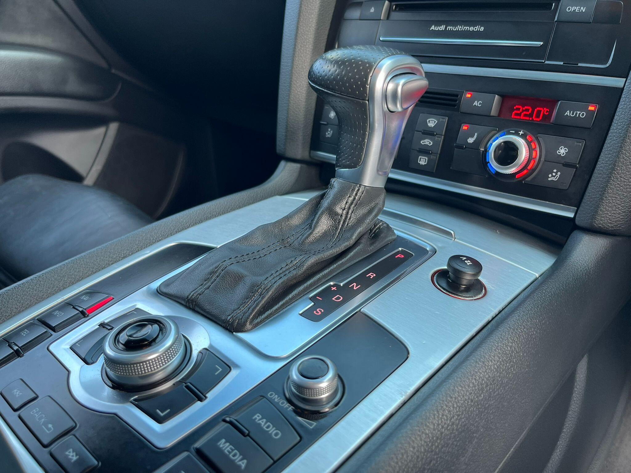 Audi Q7 view 13