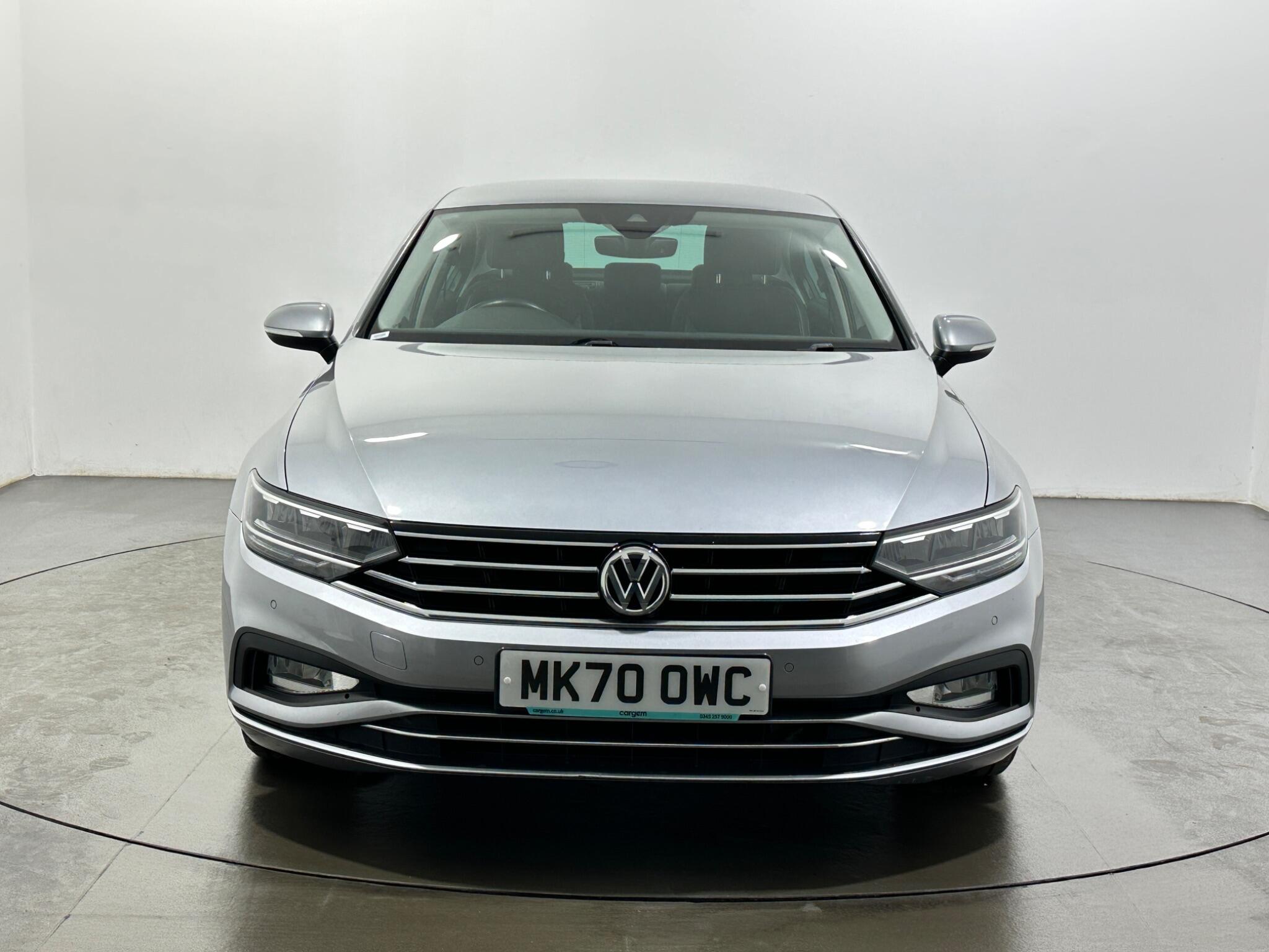 Volkswagen Passat view 3