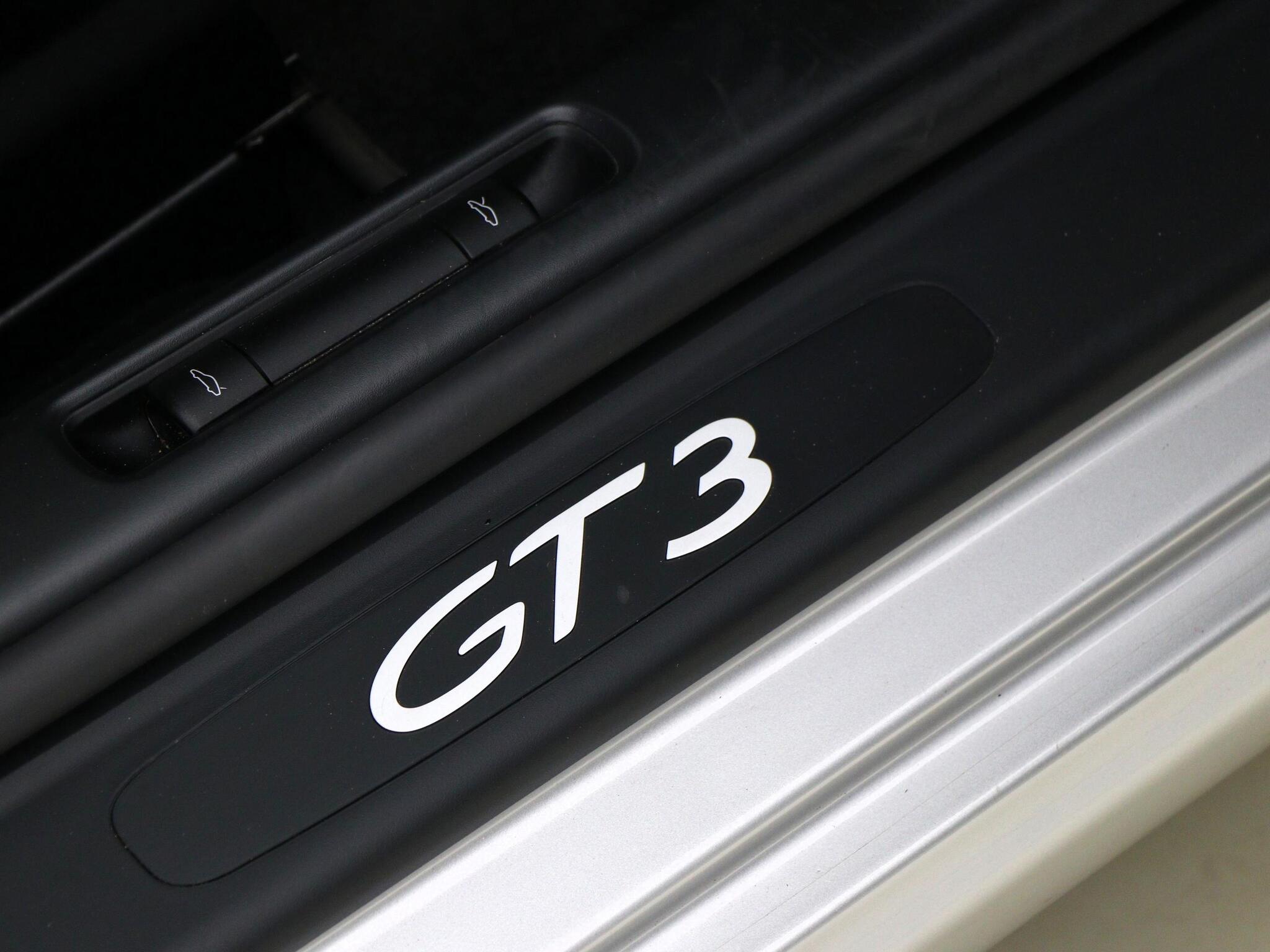 Porsche 911 view 31