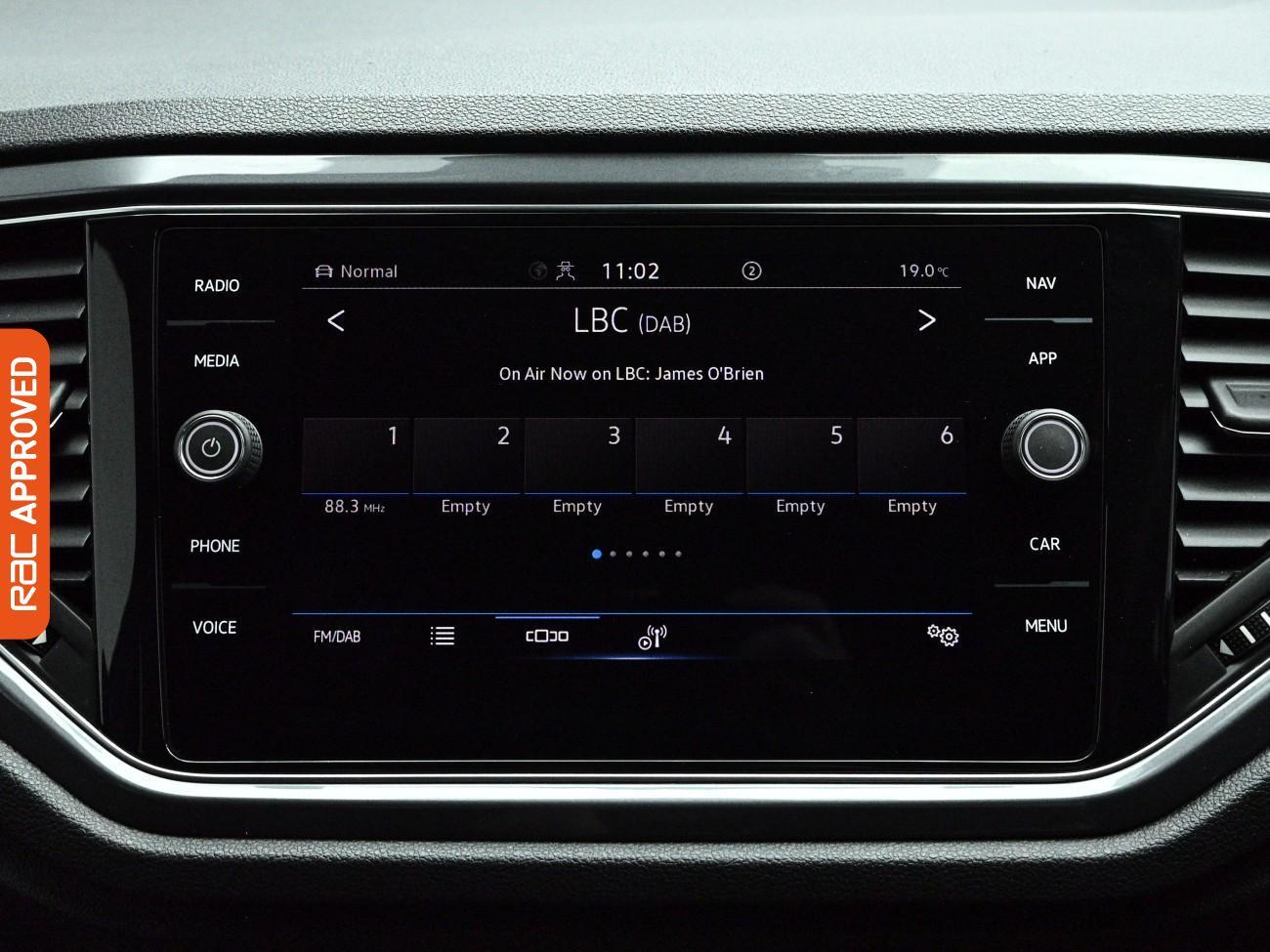 Volkswagen T-Roc view 14