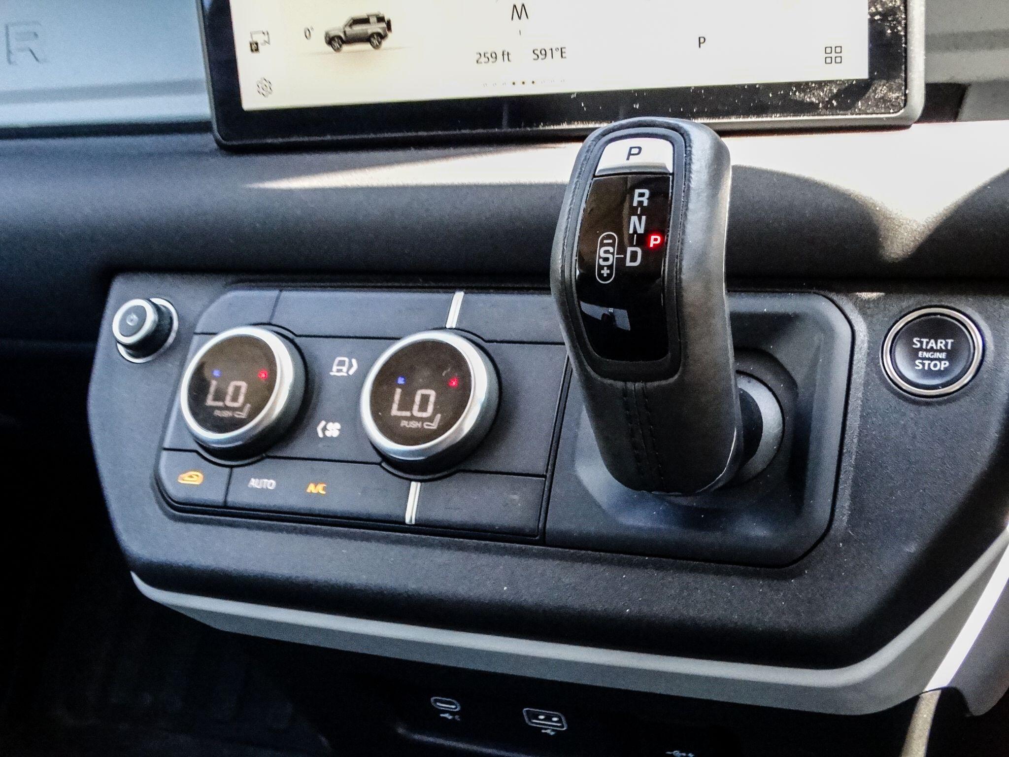 Land Rover Defender 90 view 34