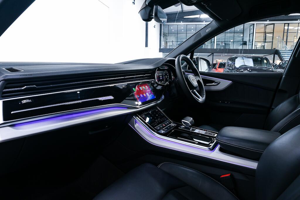 Audi Q7 view 12