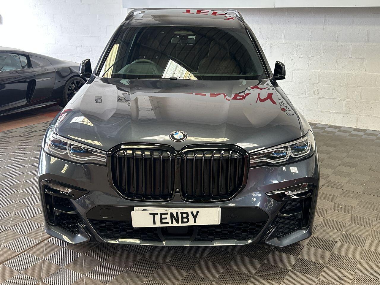 BMW X7 view 4