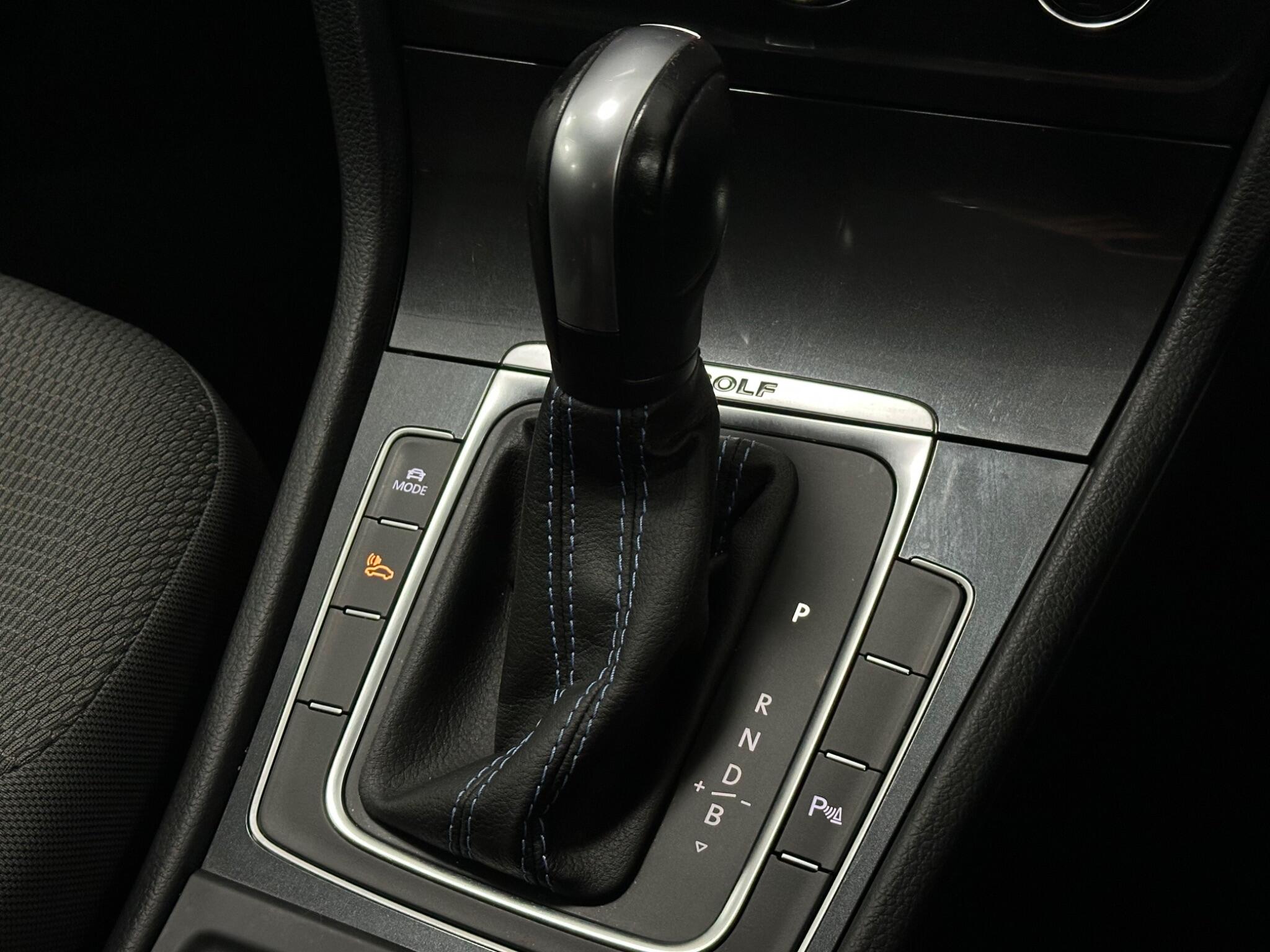 Volkswagen E-Golf view 23