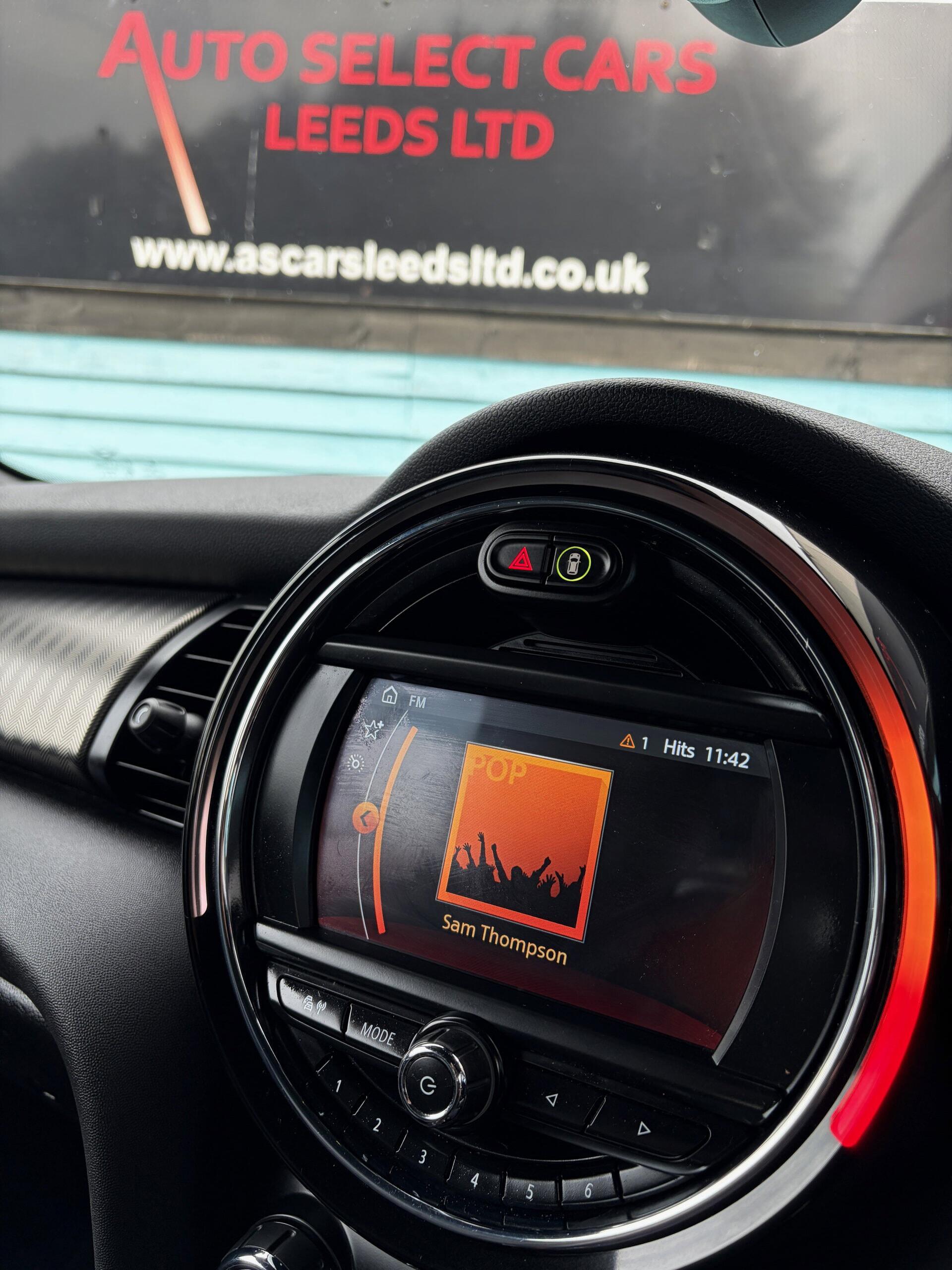 Mini Convertible view 38