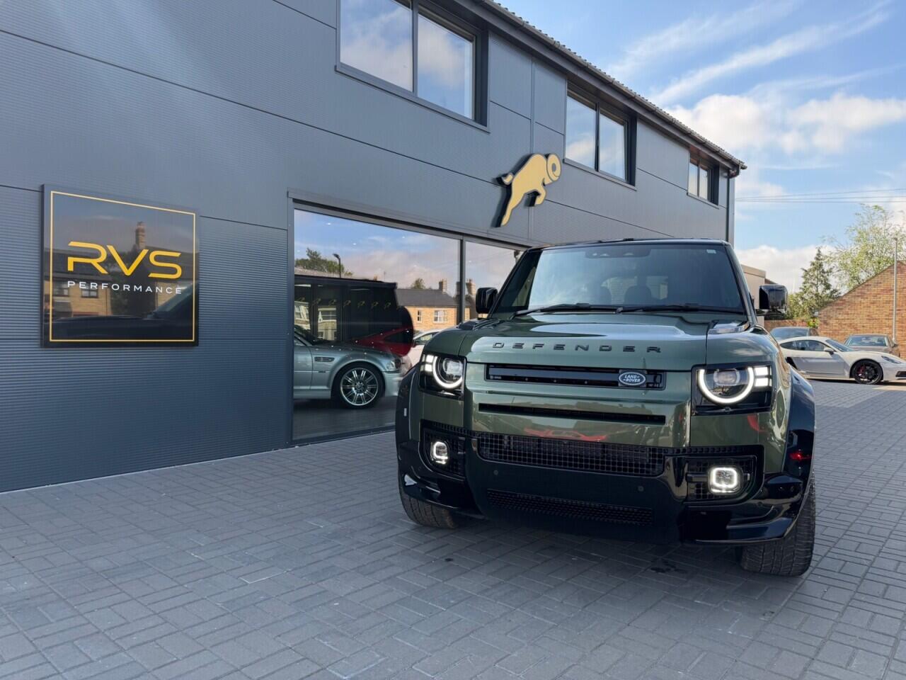 Land Rover Defender 110 view 6