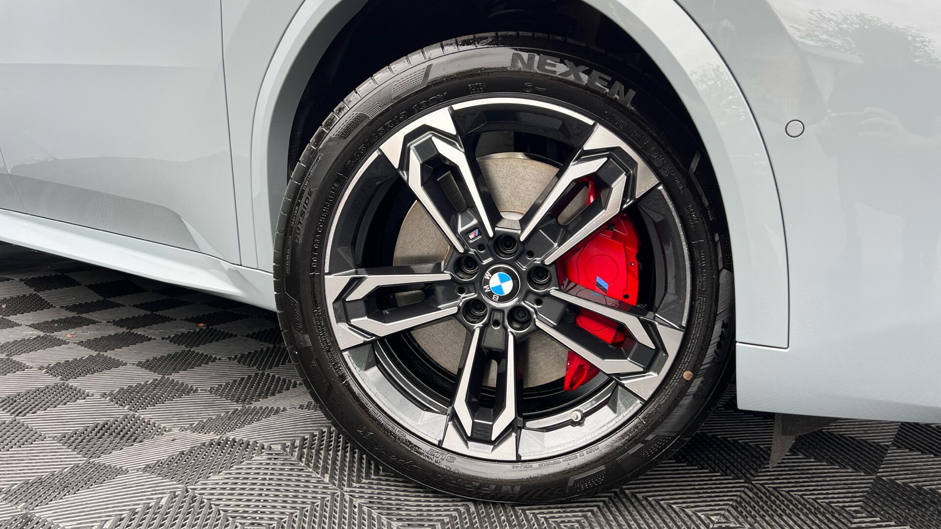 BMW Ix2 view 25