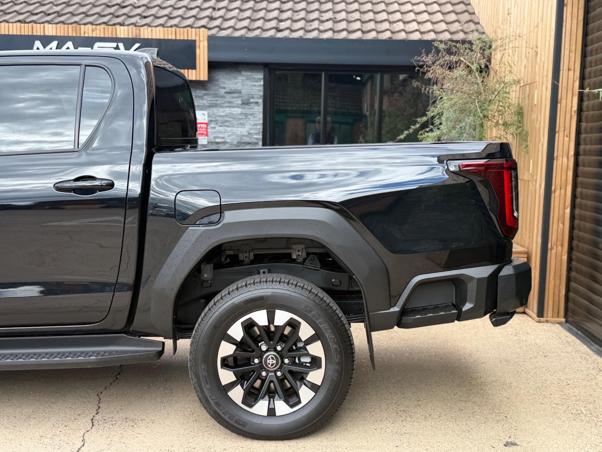 Toyota Hilux view 5