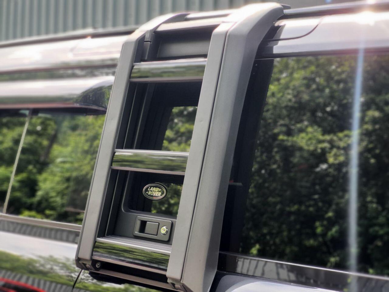 Land Rover Defender 110 view 17