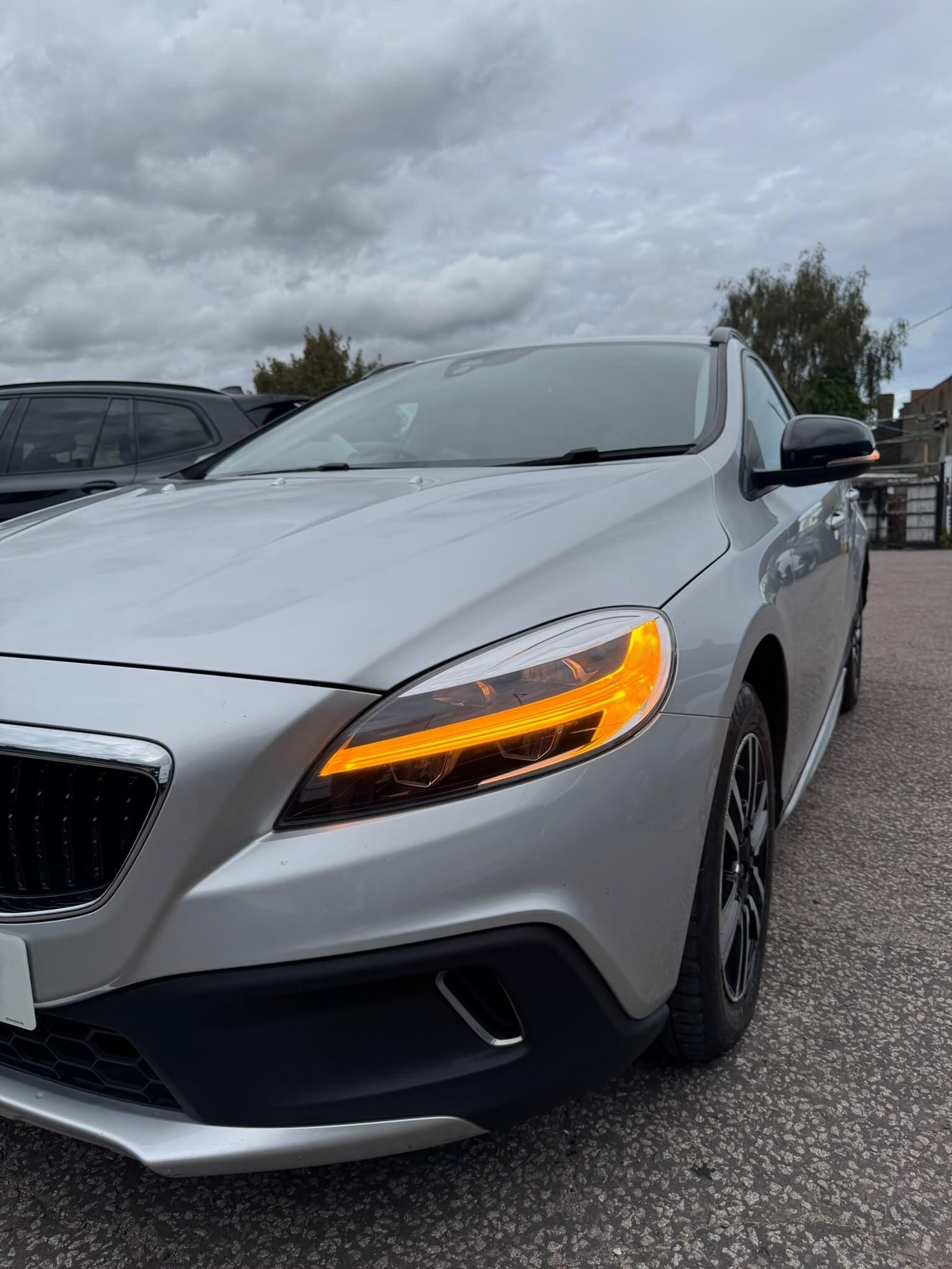 Volvo V40 Cross Country view 46