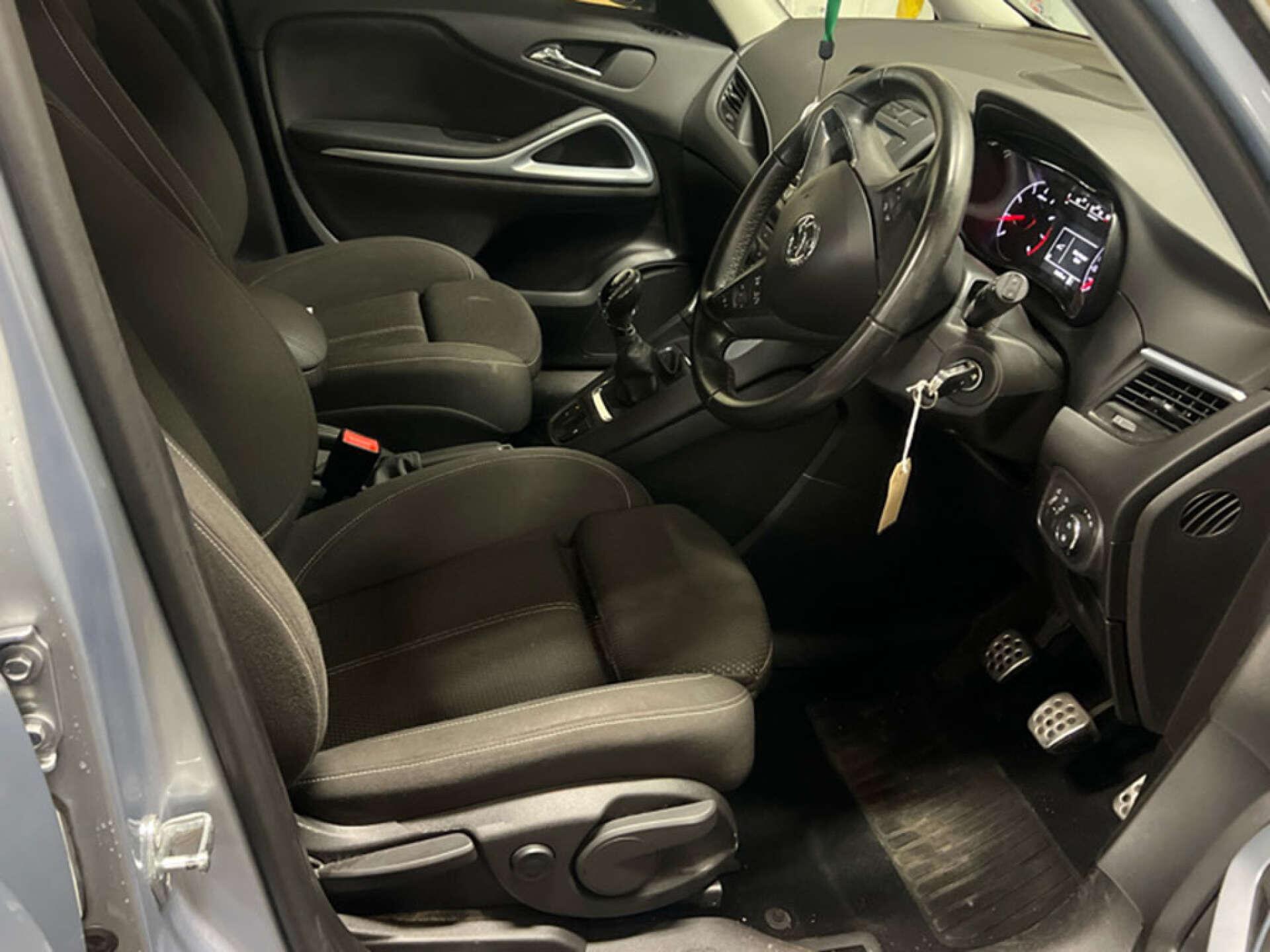Vauxhall Zafira Tourer view 3