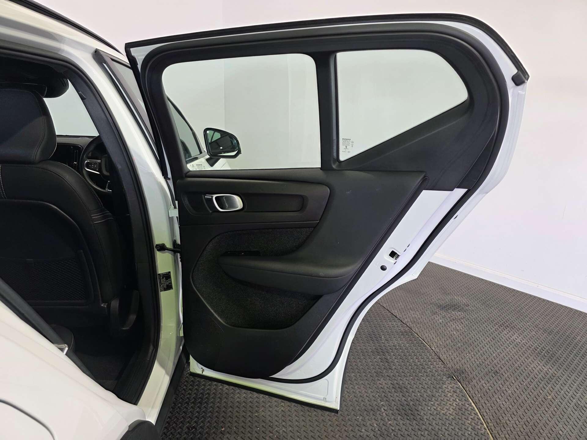 Volvo XC40 view 34