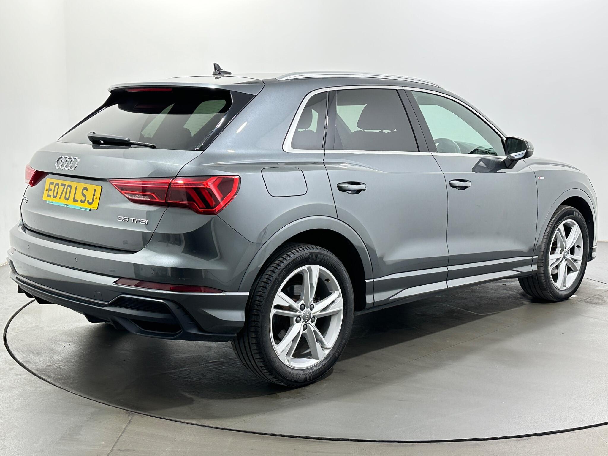 Audi Q3 view 8