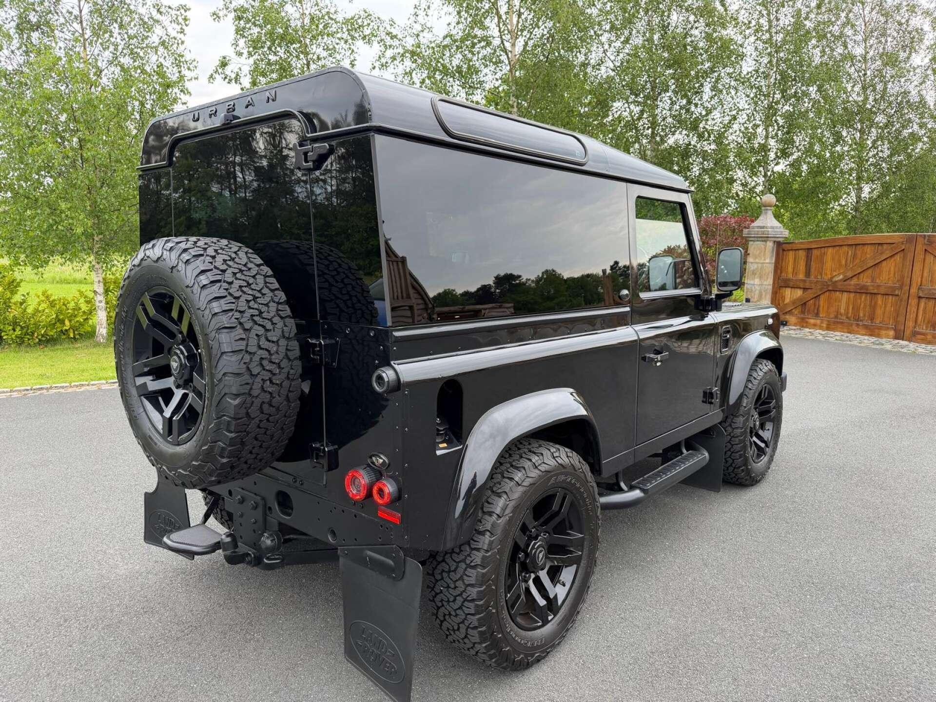 Land Rover Defender 90 view 8