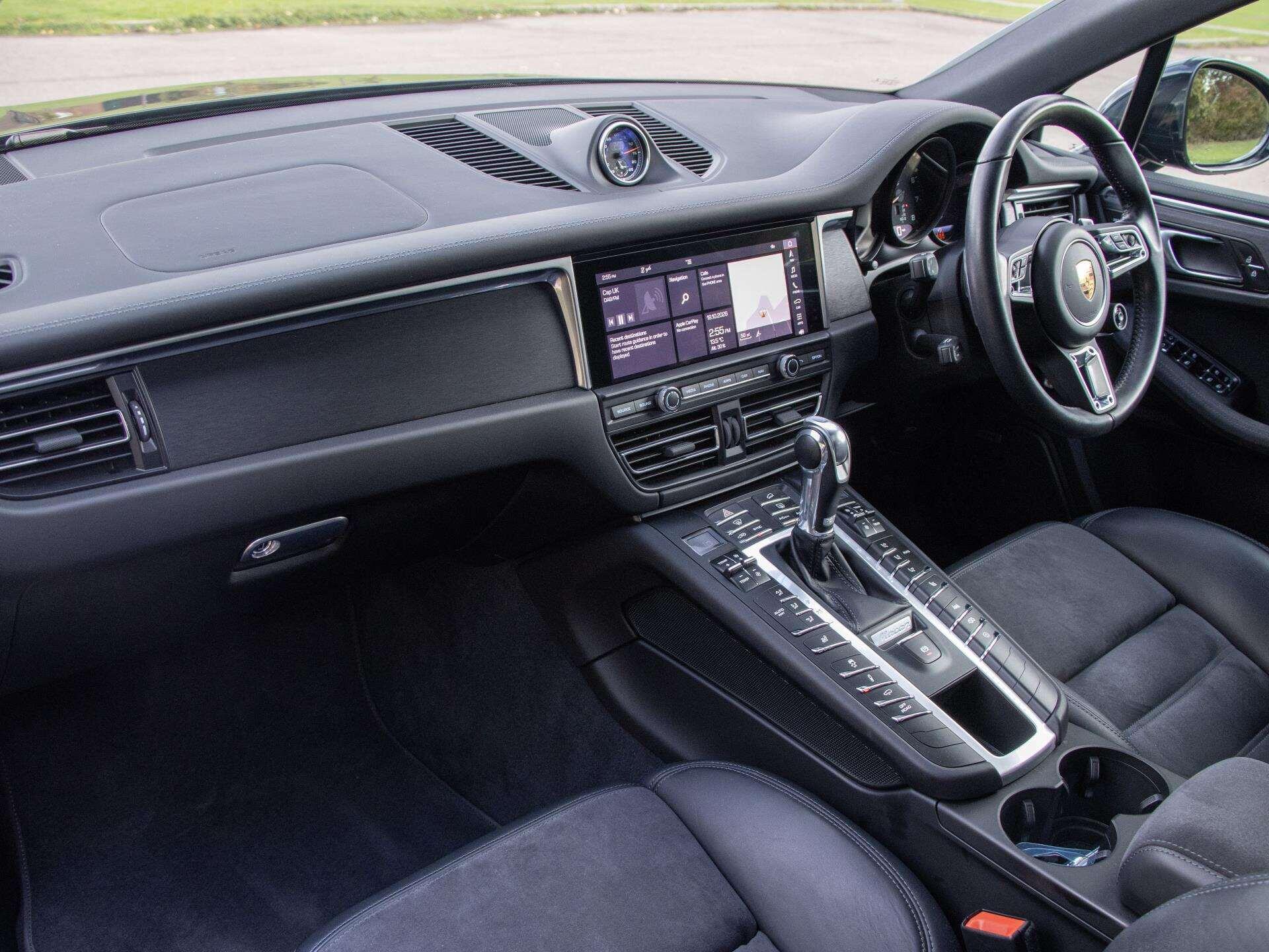 Porsche Macan view 3