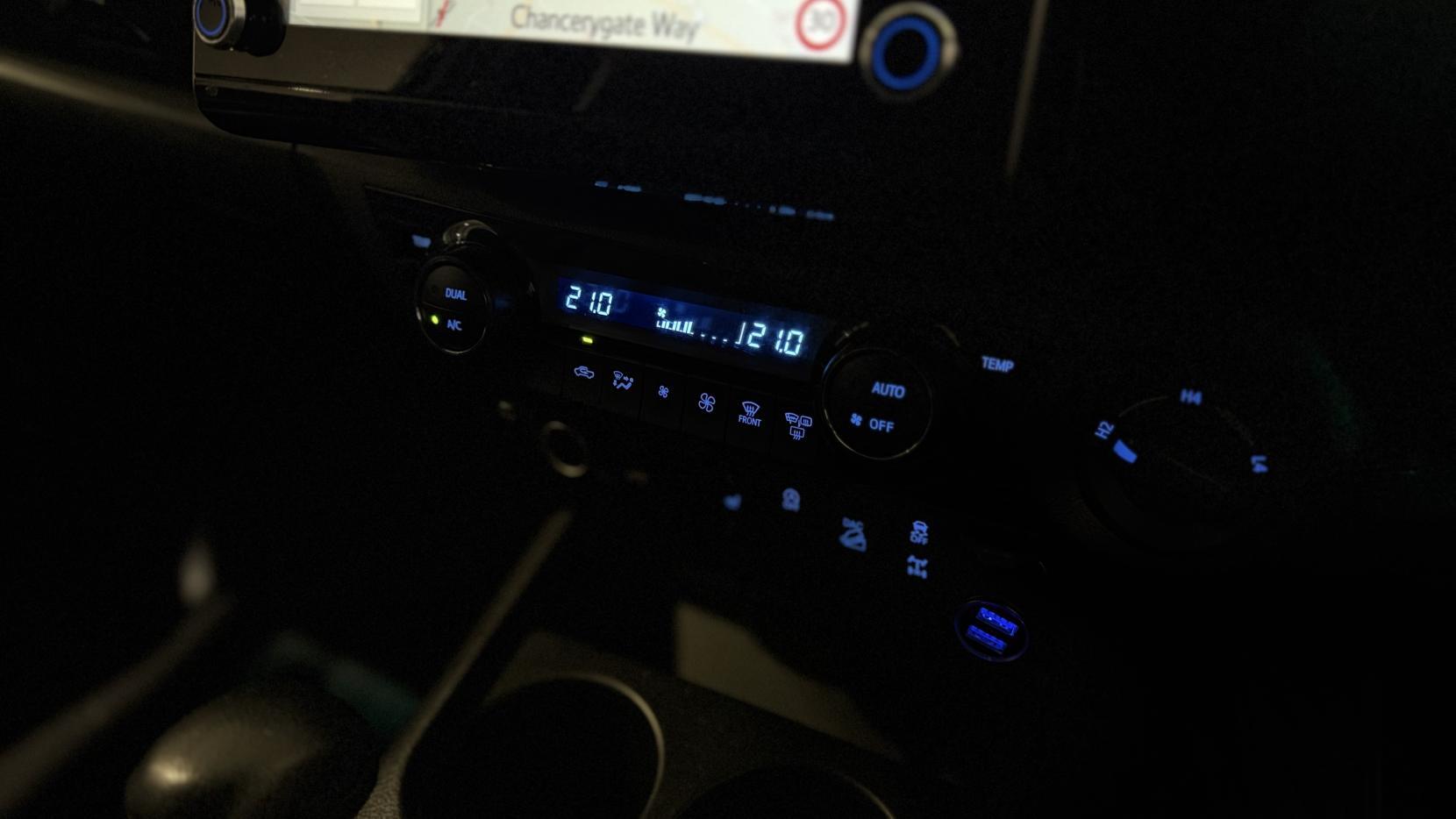 Toyota Hilux view 23