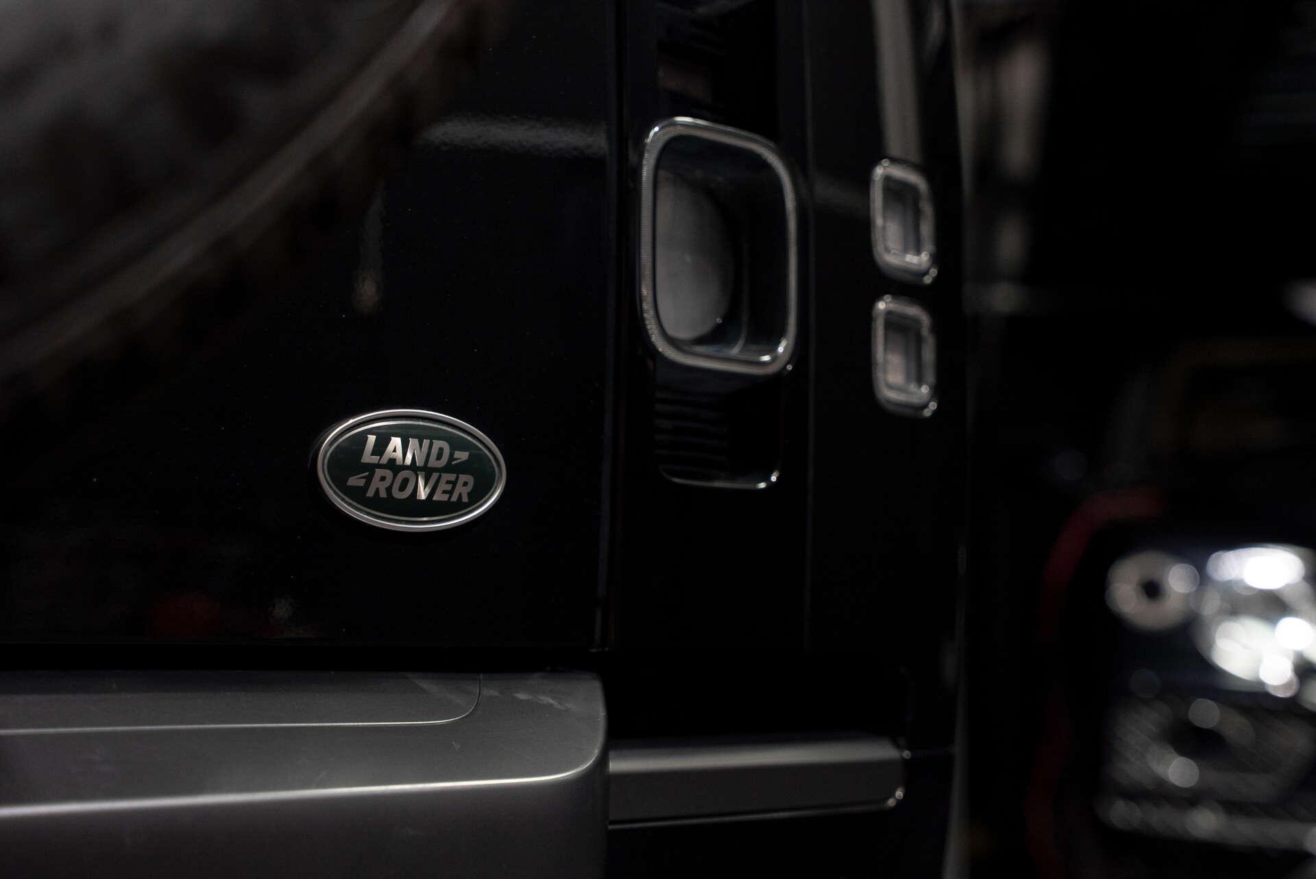 Land Rover Defender 90 view 41