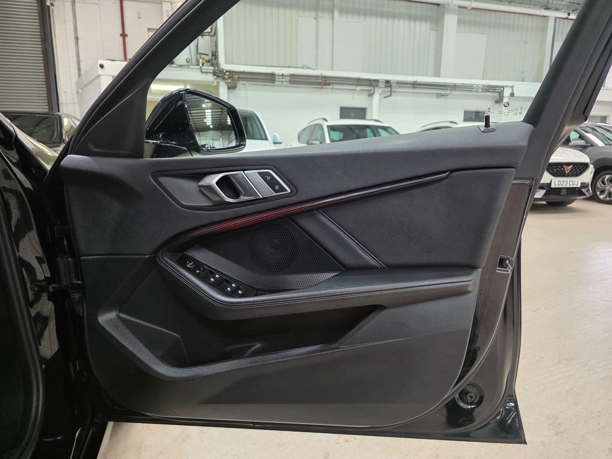BMW 1 Series view 12