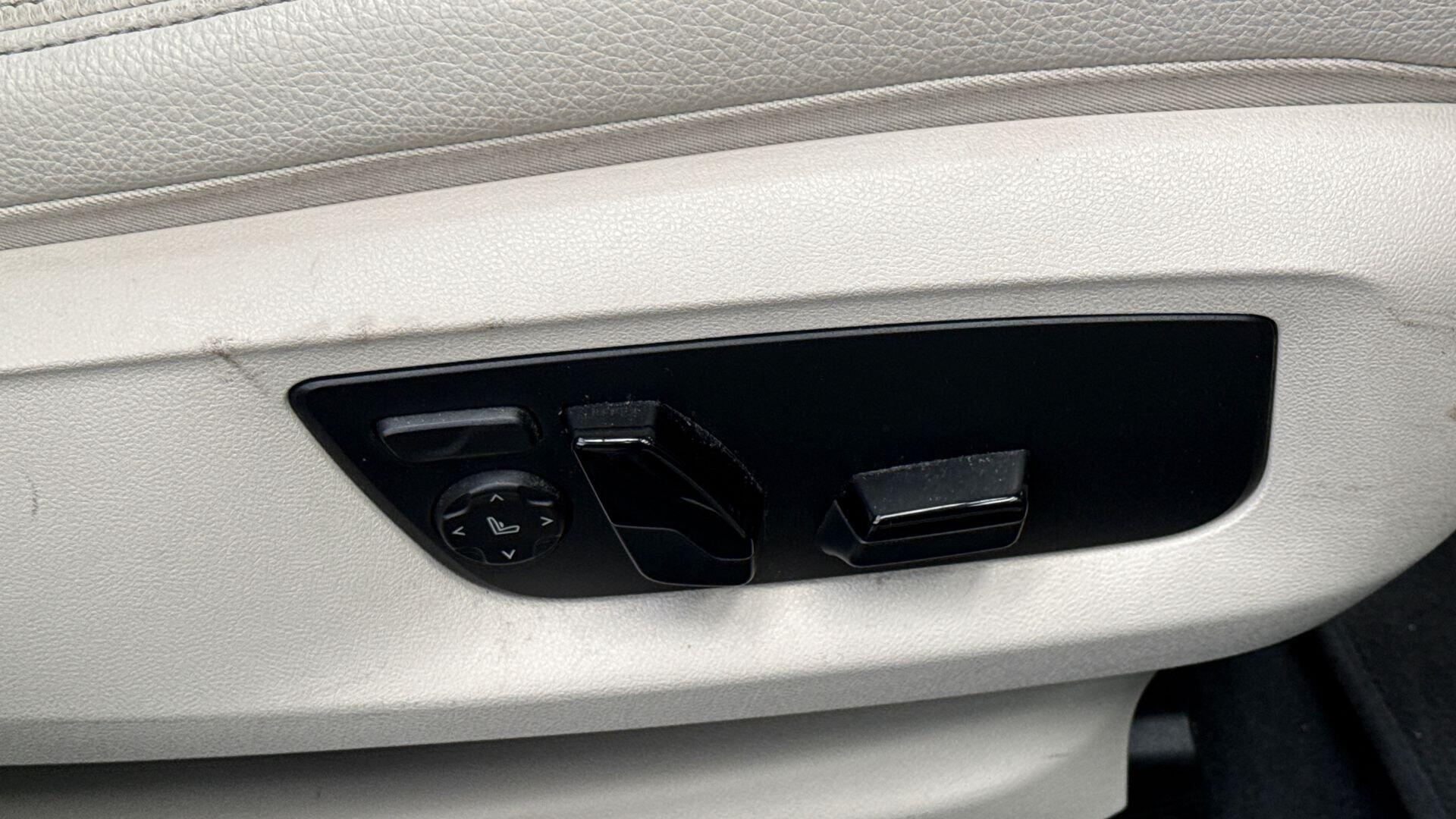 BMW 5 Series view 25