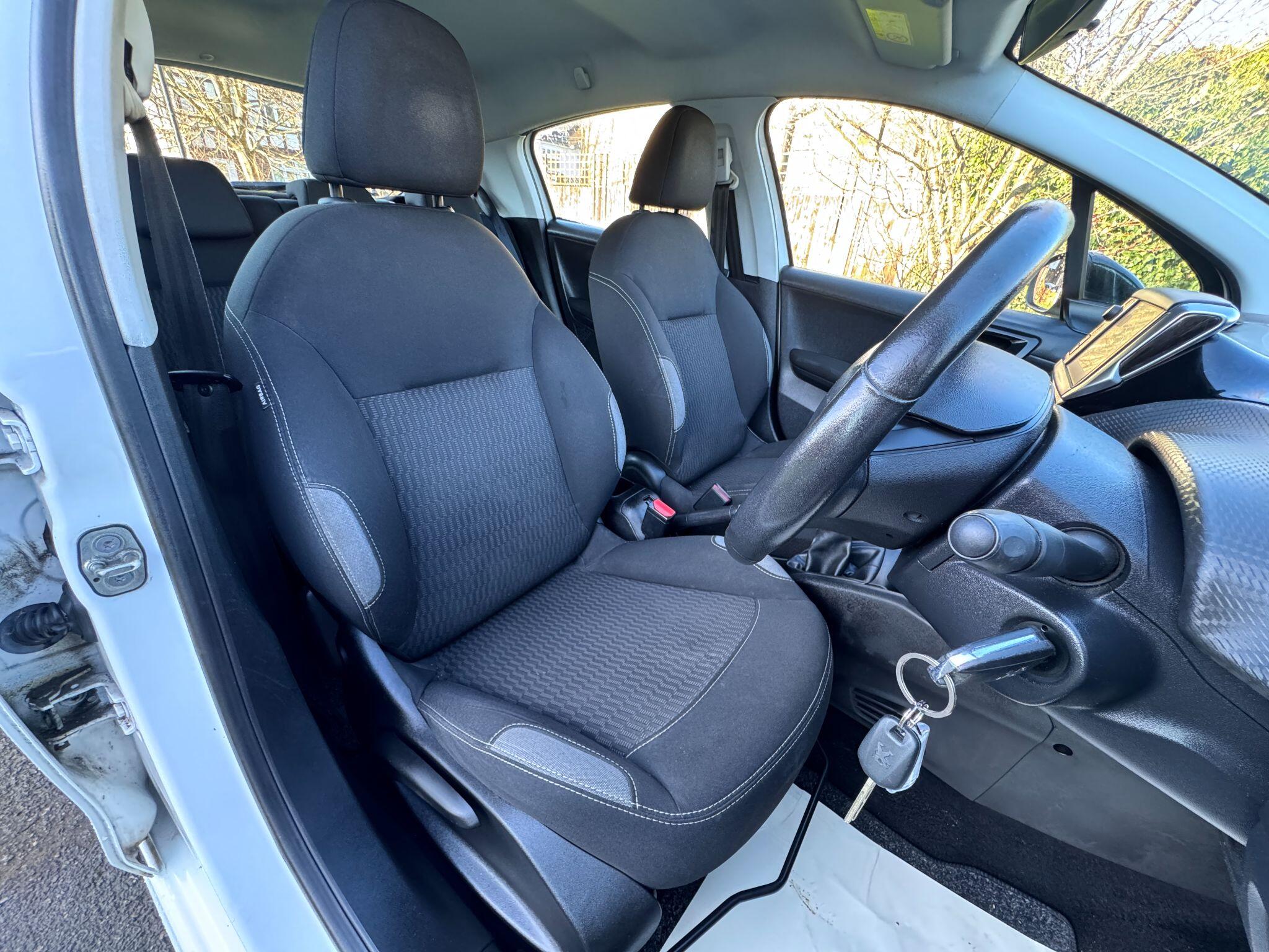 2016 Peugeot 208 image 18