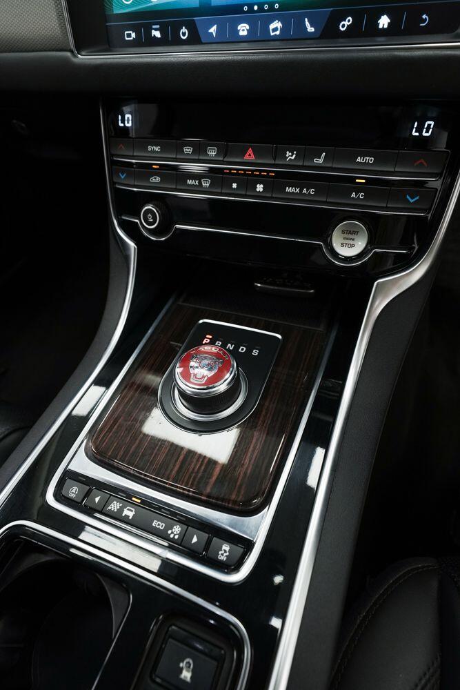 Jaguar XF view 24