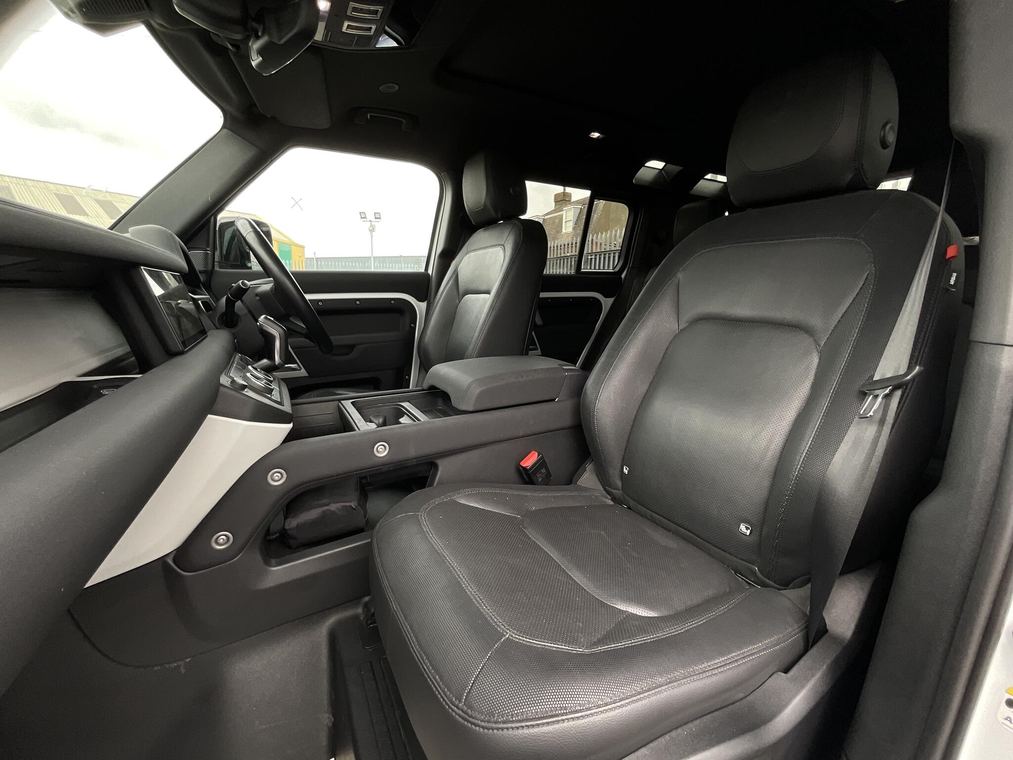 Land Rover Defender 110 view 18