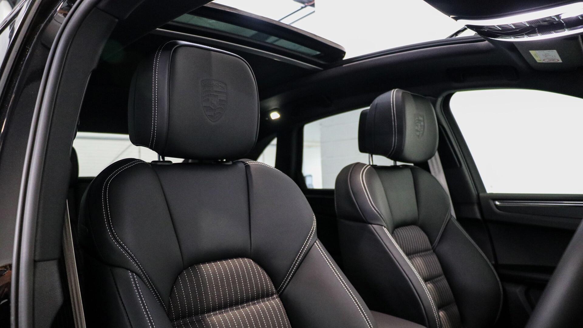 Porsche Macan view 12