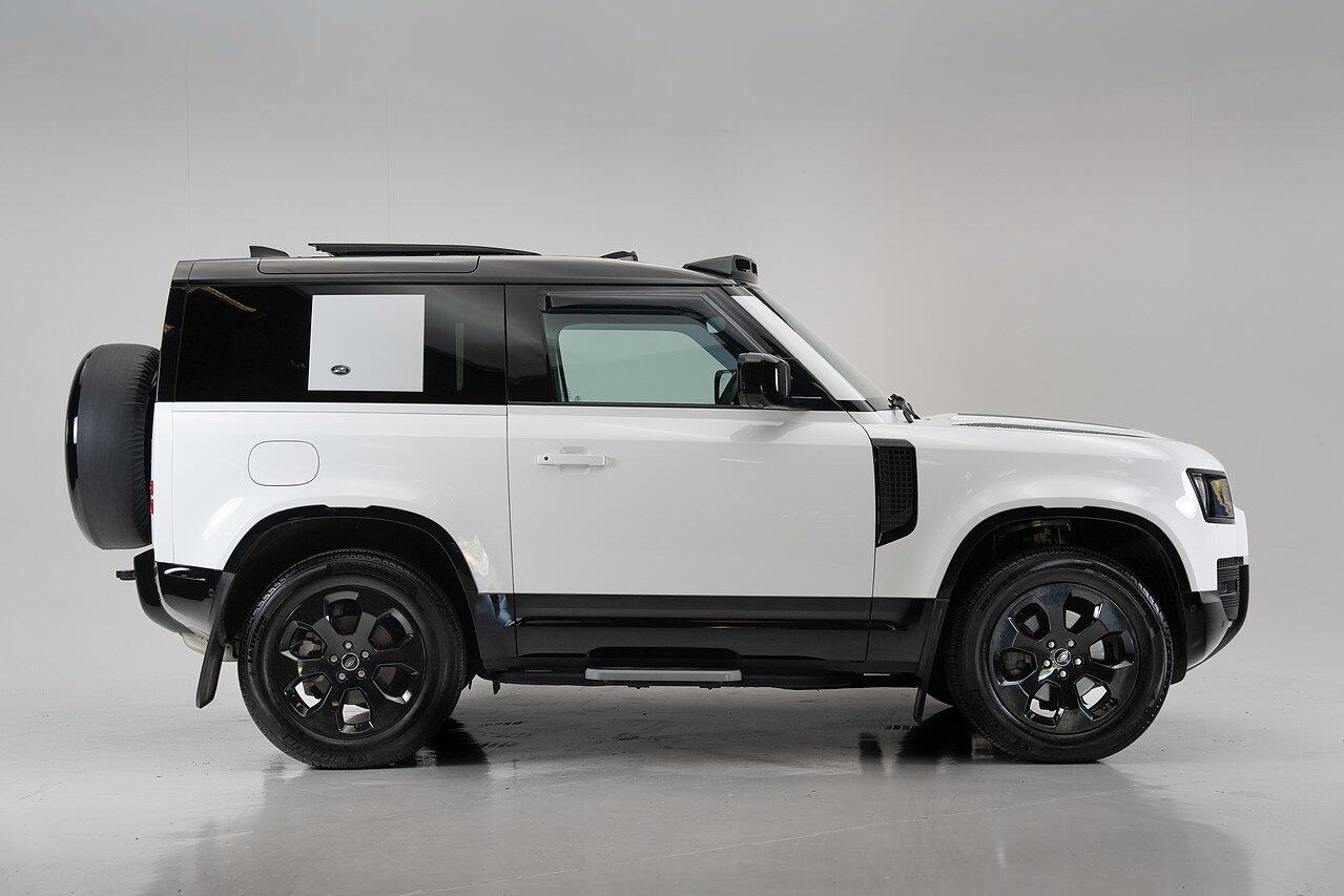 Land Rover Defender 90 view 6