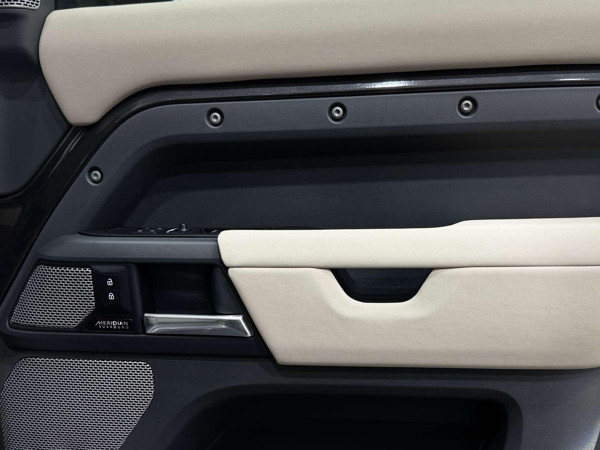 Land Rover Defender view 36
