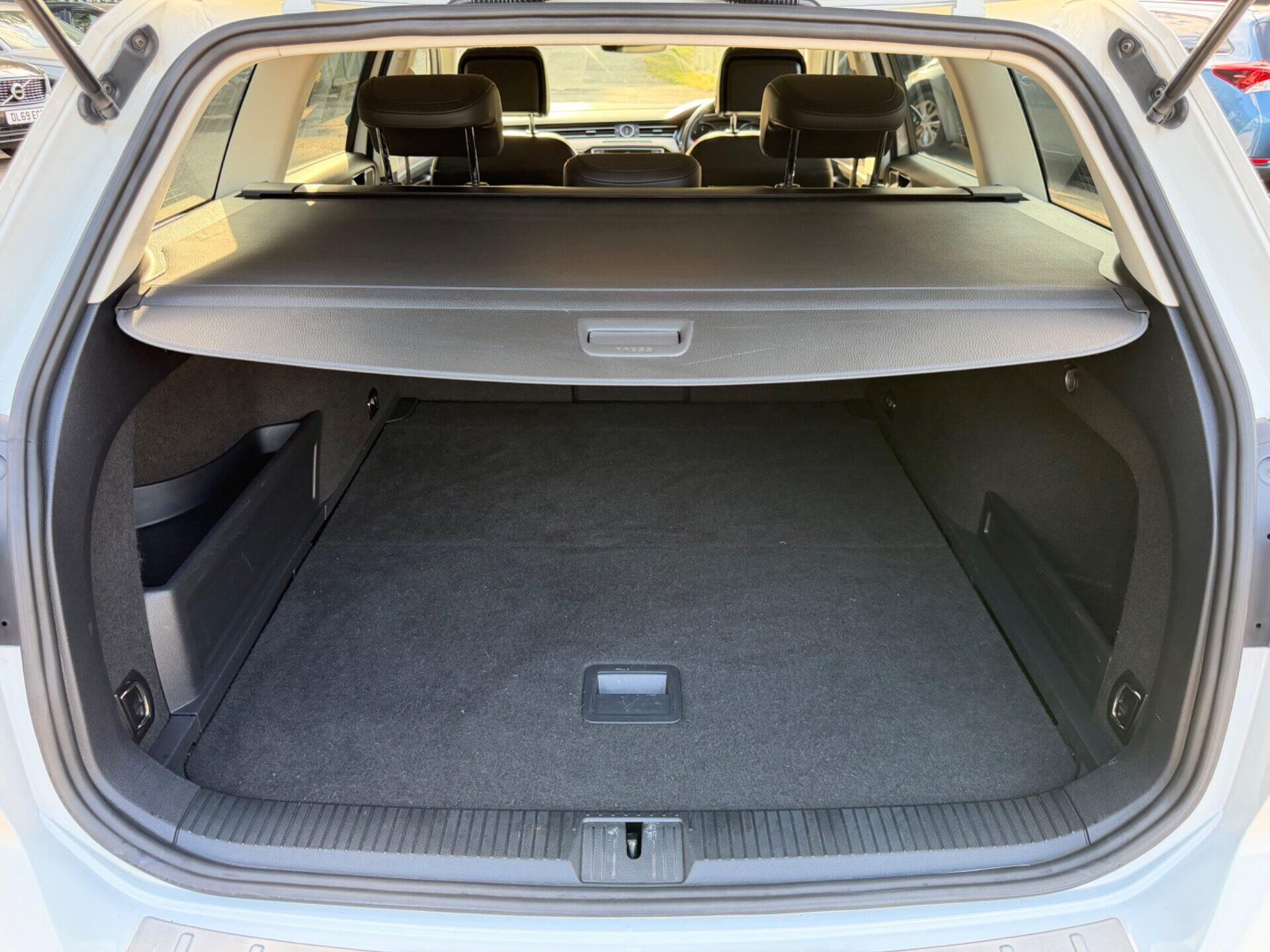 Volkswagen Passat view 48