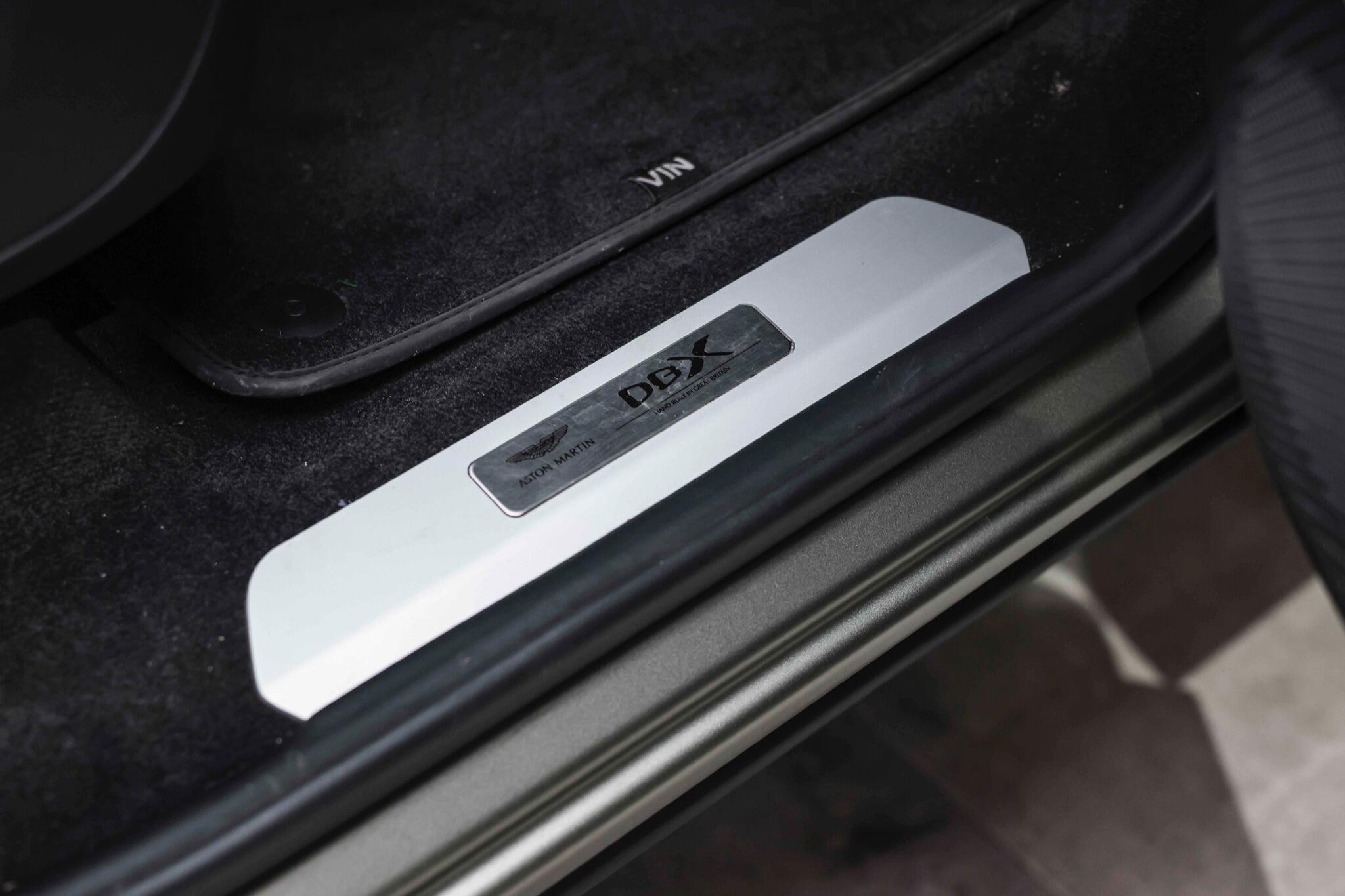 Aston Martin DBX view 31