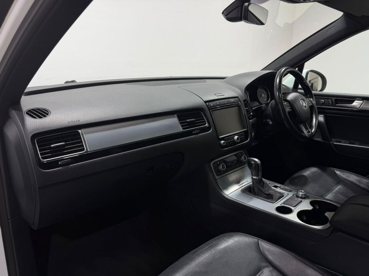Volkswagen Touareg view 15