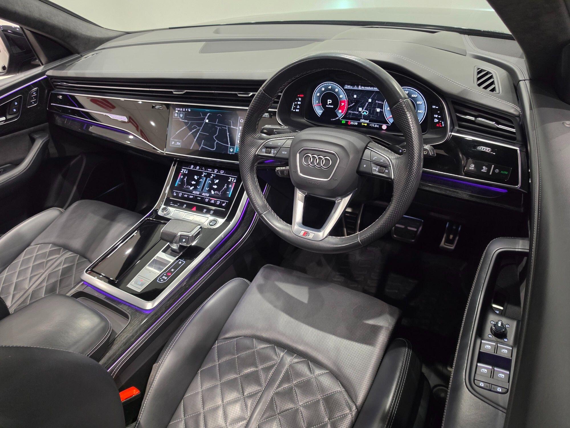 Audi Q8 view 23